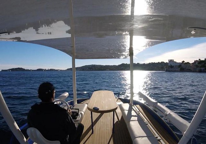 Location d'un bateau solaire entre Nice et Monaco (1h)