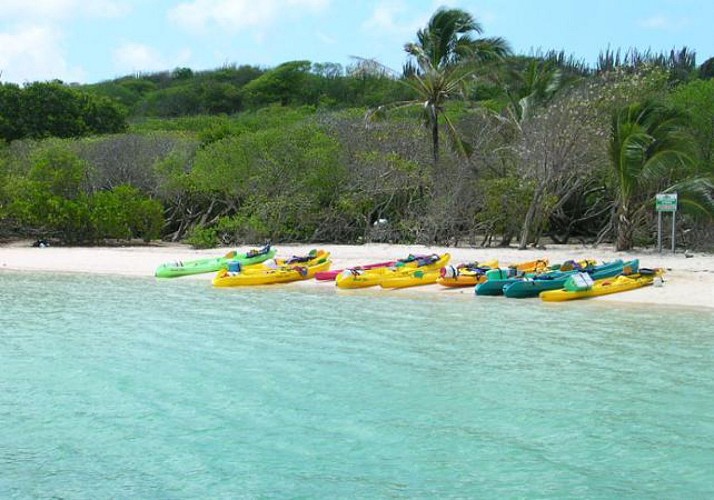 Journée détente en kayak de mer sur la côte sud caraïbe de la Martinique - A Sainte-Anne