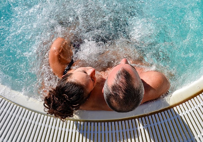 20211002-bien-etre-aquensis-jacuzzi-terrasse-couple@TPM-8