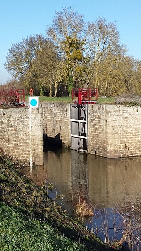 Sautré :  son écluse, son moulin et son château