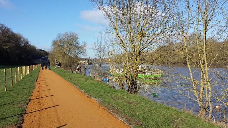 Le chemin de halage de la Mayenne