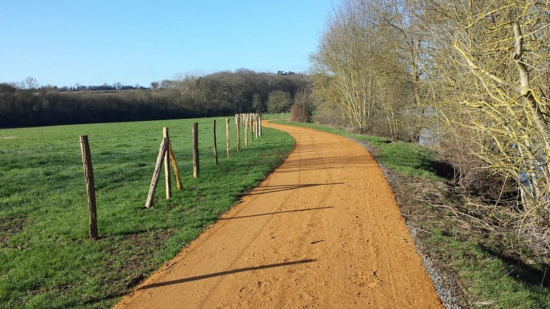 Le chemin de halage de la Mayenne