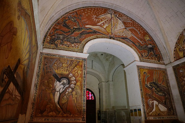 Peintures murales contemporaines dans l'église
