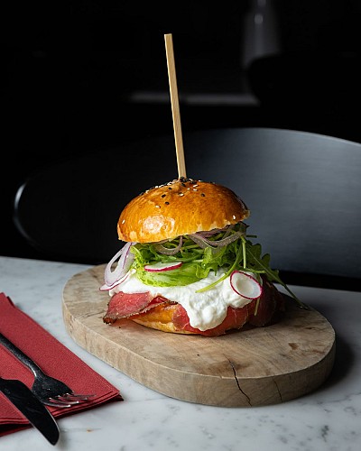 Burger La Petite Table