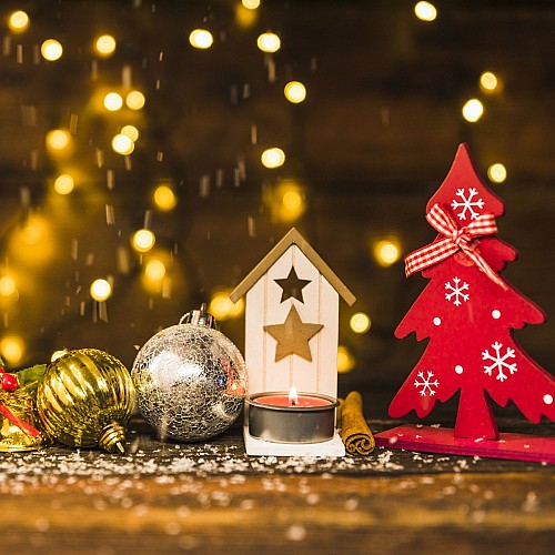 christmas-decoration-ornament-snow-near-fairy-lights