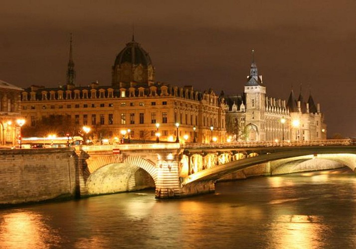 Crociera illuminata sulla Senna e spettacolo al Moulin Rouge
