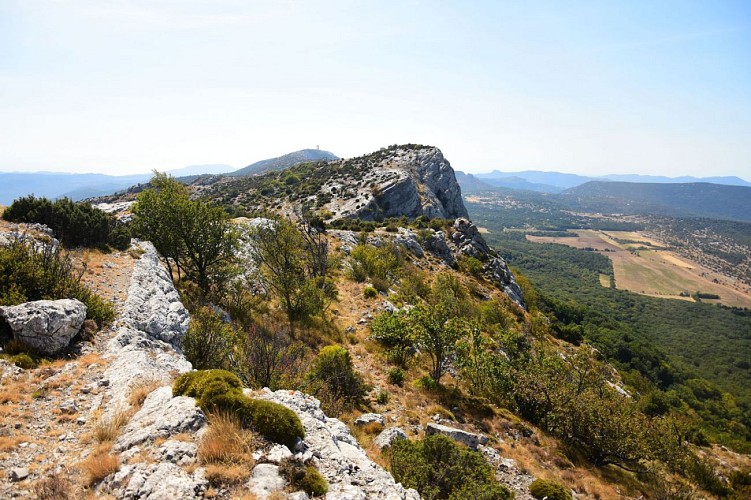 partie horizontale en contrebas et au loin le Saint Pilon.