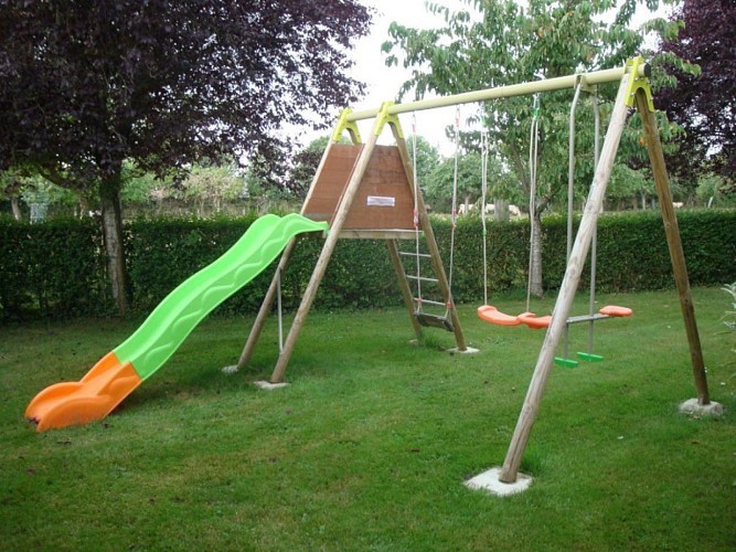 Les Chambres de Bazin - Beuvron-en-Auge - La balançoire et le toboggan