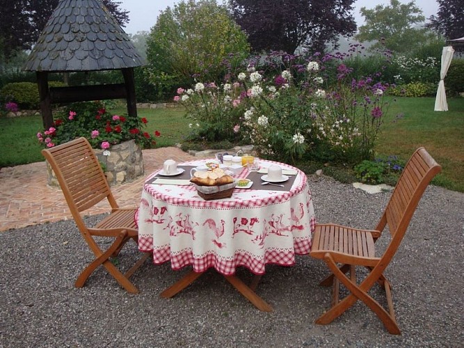 Les Chambres de Bazin - Beuvron-en-Auge - Petit-déjeuner en terrasse