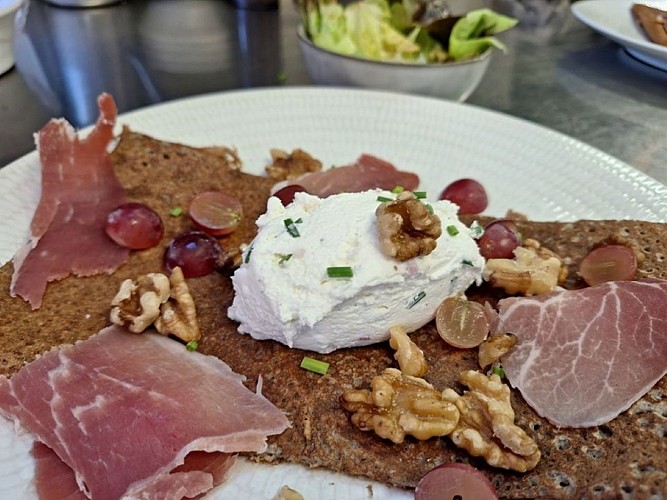 La Pomme Confite - Beuvron-en-Auge - Galette chèvre, noix, jambon fumé et raisins