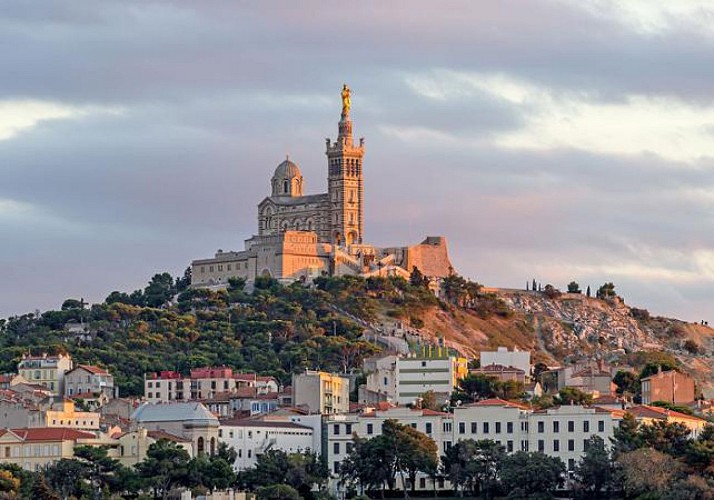 Visite audioguidée de Marseille en mini décapotable - durée 3h