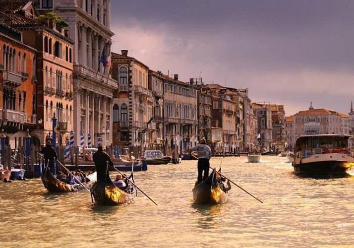 Romantic Evening - Dinner and Gondola Ride with Music - Venice