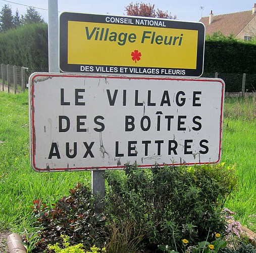 sur la RD952 Panneaux à l'entrée du village des Boîtes Aux Lettres