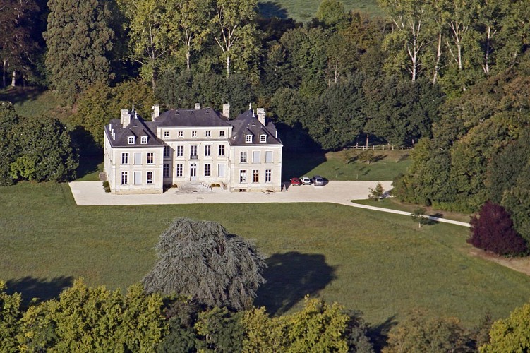 vue sur le Château de la Contour  (privé ne se visite pas) 