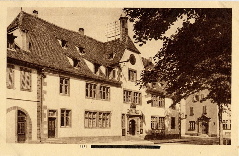 Bâtiments seigneuriaux : écuries seigneuriales - chancellerie - remise aux carrosses et cour des comptes