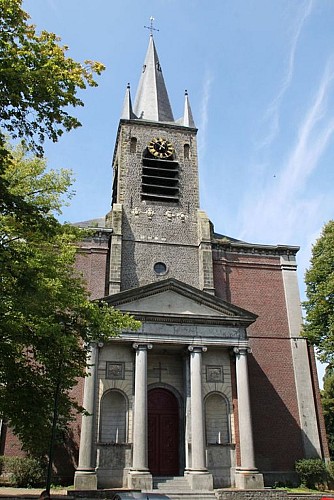 La tour et le porche de l’église Saint-Quentin