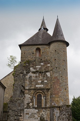 Saint-Pé de Bigorre, église et place des Arcades.