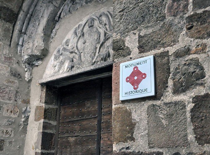 Saint-Pé de Bigorre, église et place des Arcades.