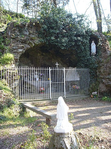 La fontaine et la grotte de la Barillère