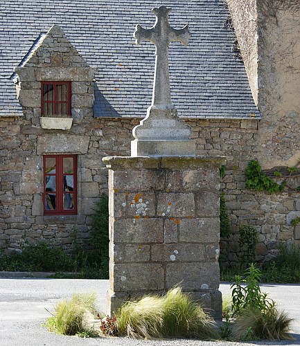 La nouvelle croix du calvaire de Kervalet