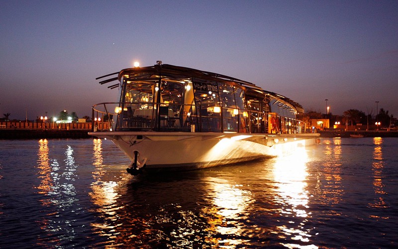 Bateaux Dinner Cruise with Free Drink