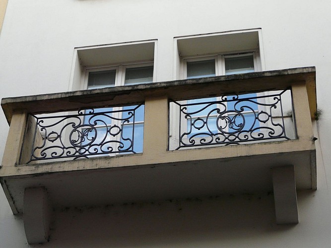 Grilles de balcon à initiale