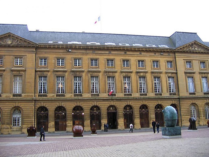 Hôtel de Ville et place d'Armes