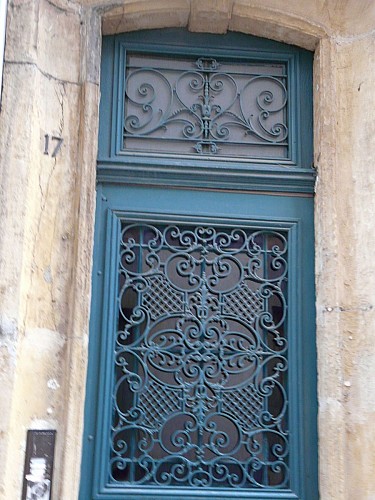 Porte ouvragée en fonte ornée