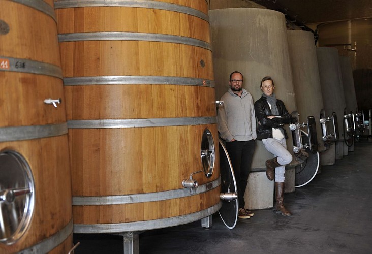 vignerons devant cuves