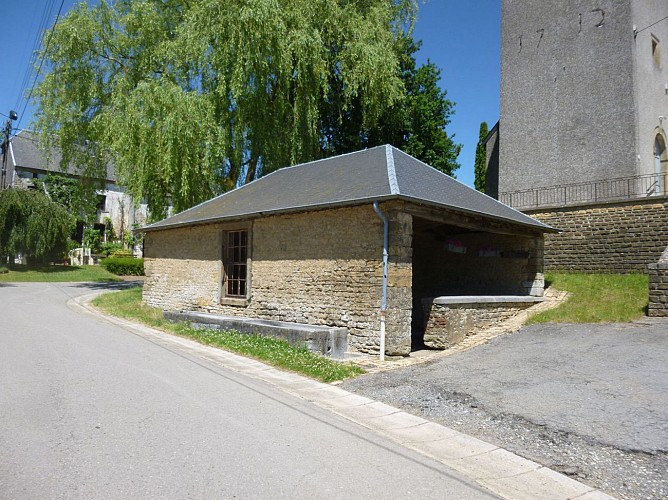 Fontaine-lavoir près de l'église de Villers-sur-Semois