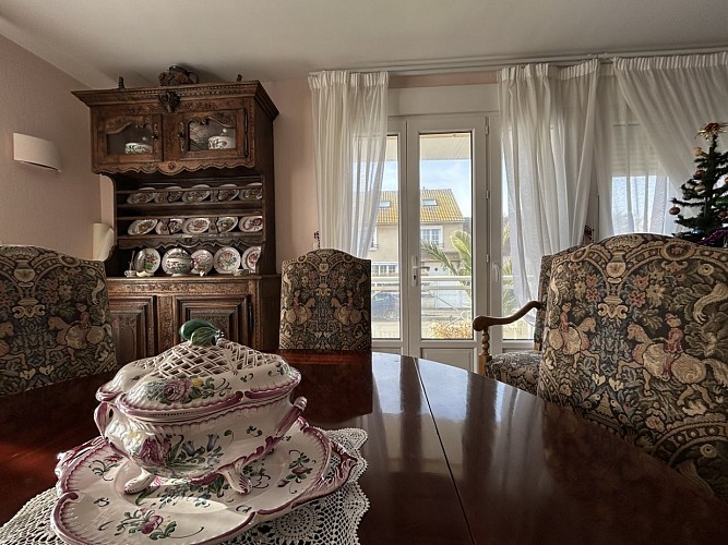 potin-villa-elite-table-salon-courseulles