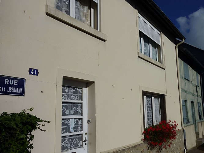 Location à Beaumont en Auge, façade rue