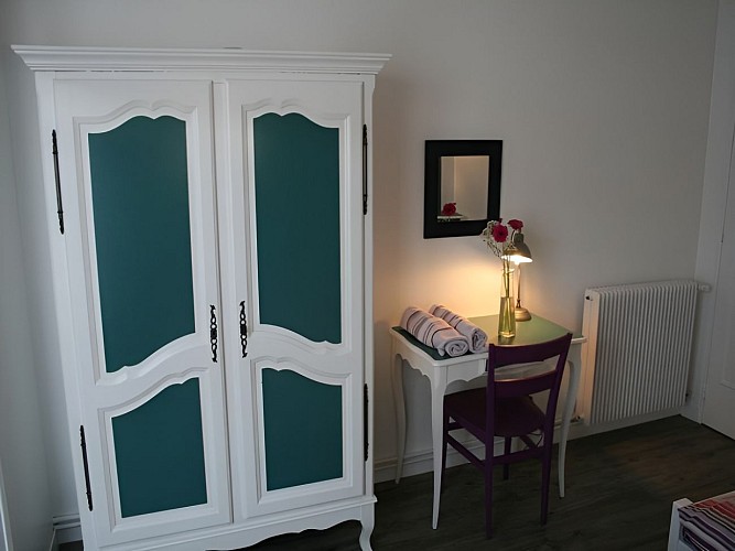 Chambre-cote-rue-avec-2-lits-simples-2