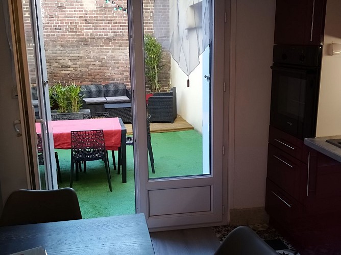 Cuisine vue terrasse gite La Lexovienne 32 rue de la gare 14100 Lisieux