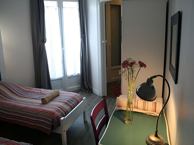 Chambre-cote-rue-avec-2-lits-simples-3