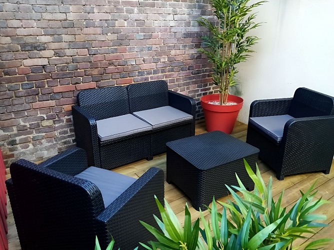 Terrasse salon de jardin gite La Lexovienne 32 rue de la gare 14100 Lisieux