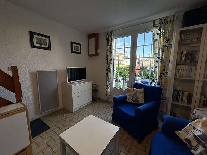 lequien-courseulles-village-de-la-mer-salon-sejour-tv