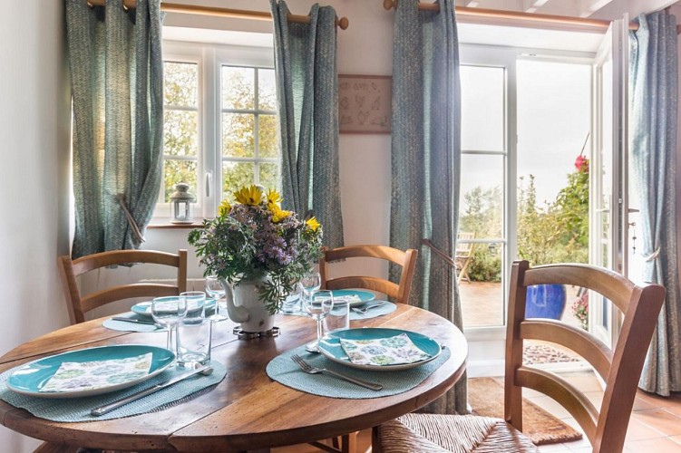 gite-normandie_les-petits-matins-bleus_coin-repas