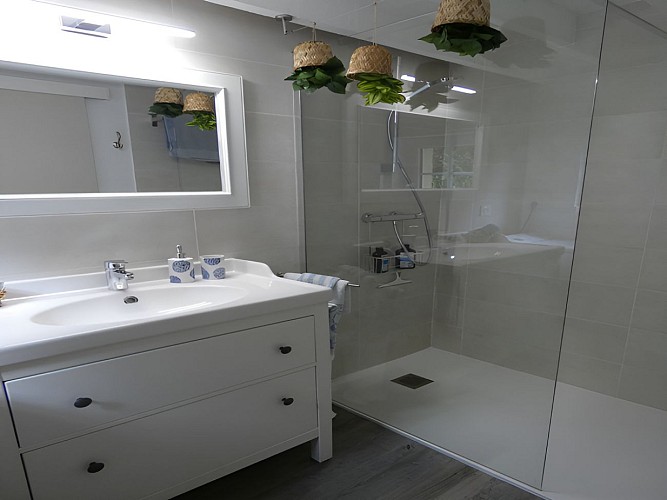 gite-normandie-les-petits-matins-bleus-salle-d-eau-2022