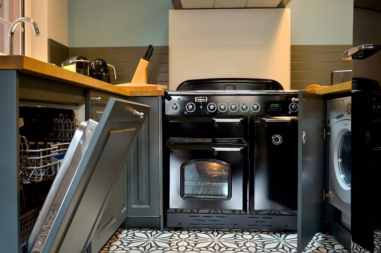 lave vaisselle, lave linge, piano de cuisson..