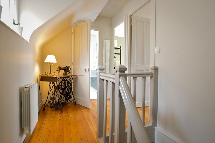 à l'étage, une salle de bain et les 2 chambres