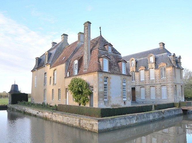 Château de Carel à Saint Pierre sur Dives douves