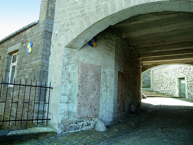 La fausse porte et les vestiges du couvent des récollectines