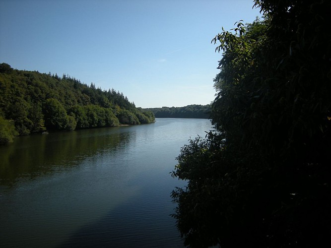 La cale de mise à l'eau du lac d'Arguenon