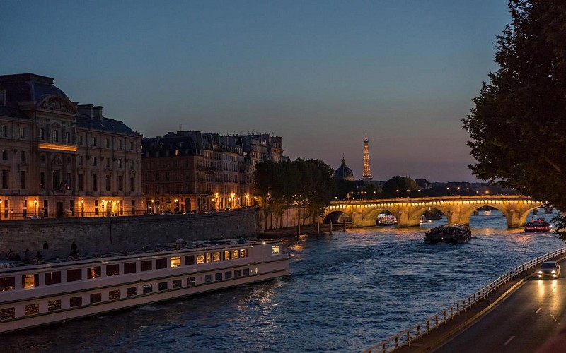 Bateaux Parisiens : Dinner Cruise with Optional Champagne