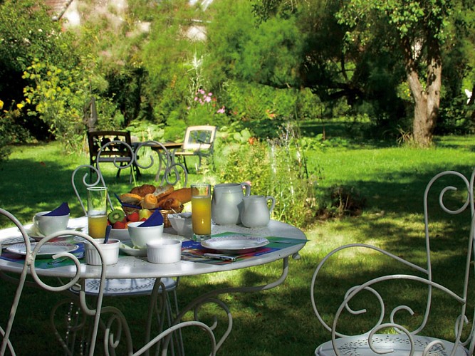 (10)petit-dejeuner-au-jardin-auberge-du-centre-chitenay©ELIOPHOT