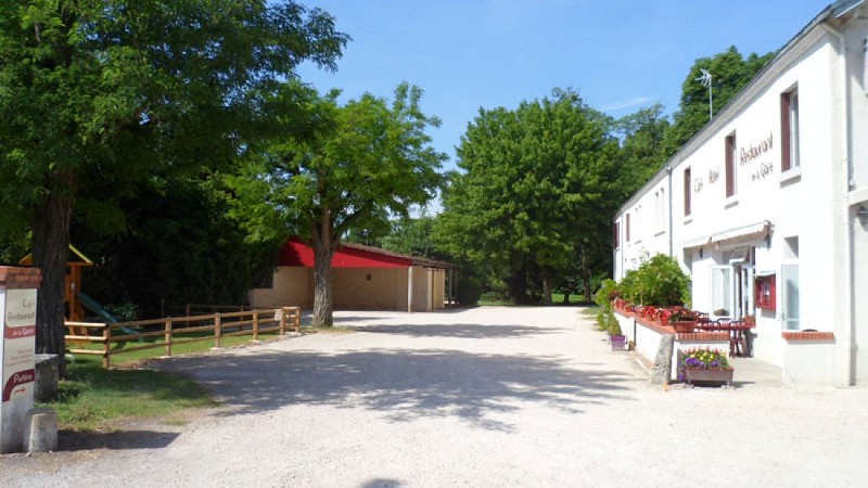 parking-+-aire-jeux---Hôtel-Restaurant-Gare-Onzain-web