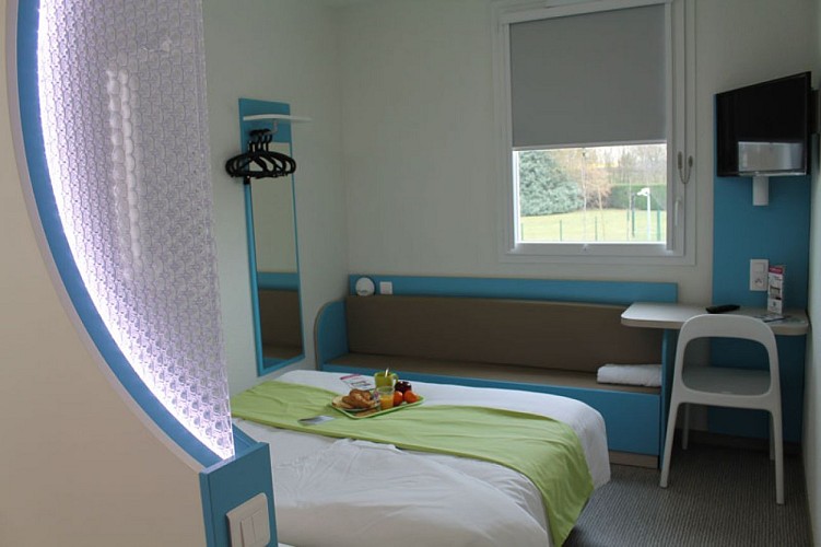 First-Inn-Hotel-chambre-lit-double-banquette-lit-Blois©First-Hotel-Blois