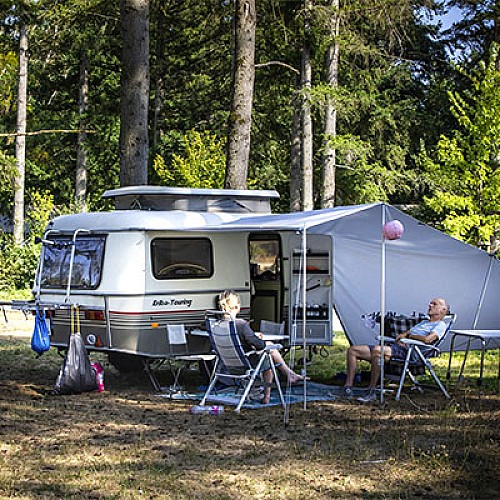 camping-huttopia-les-chateaux-bienvenue-mosaique-emplacements-mobile