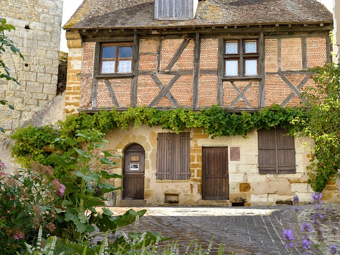 sologne-mennetou-village-medieval-maison-colombage